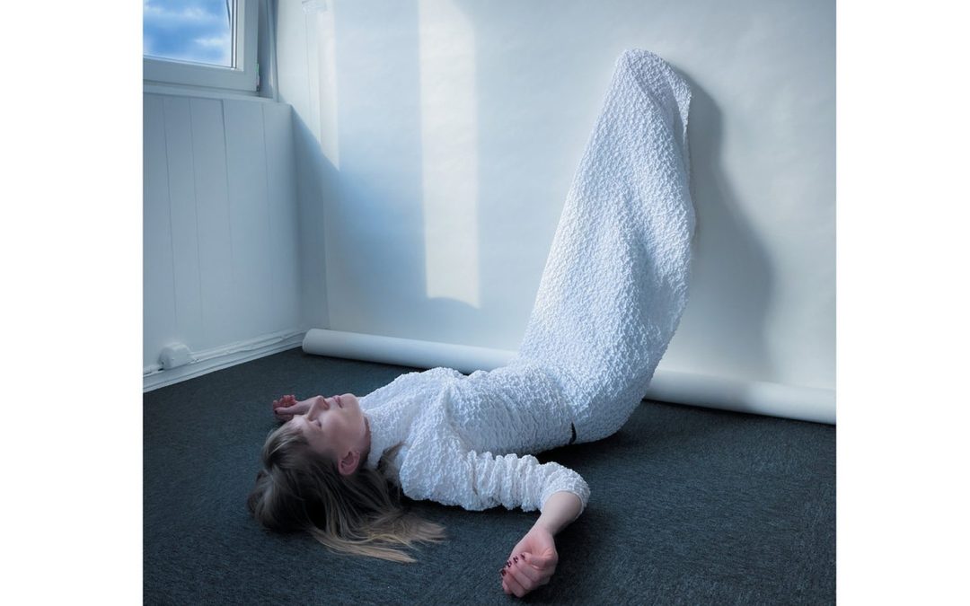Jenny Hval – Iris Silver Mist