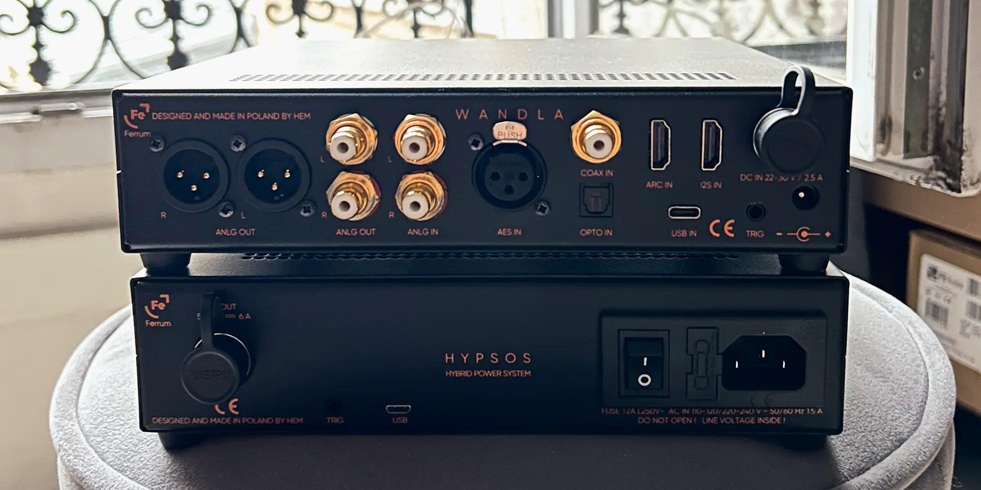 ferrum wandla goldensound edition hifi dac and power supply, rear view of the mounted chassis