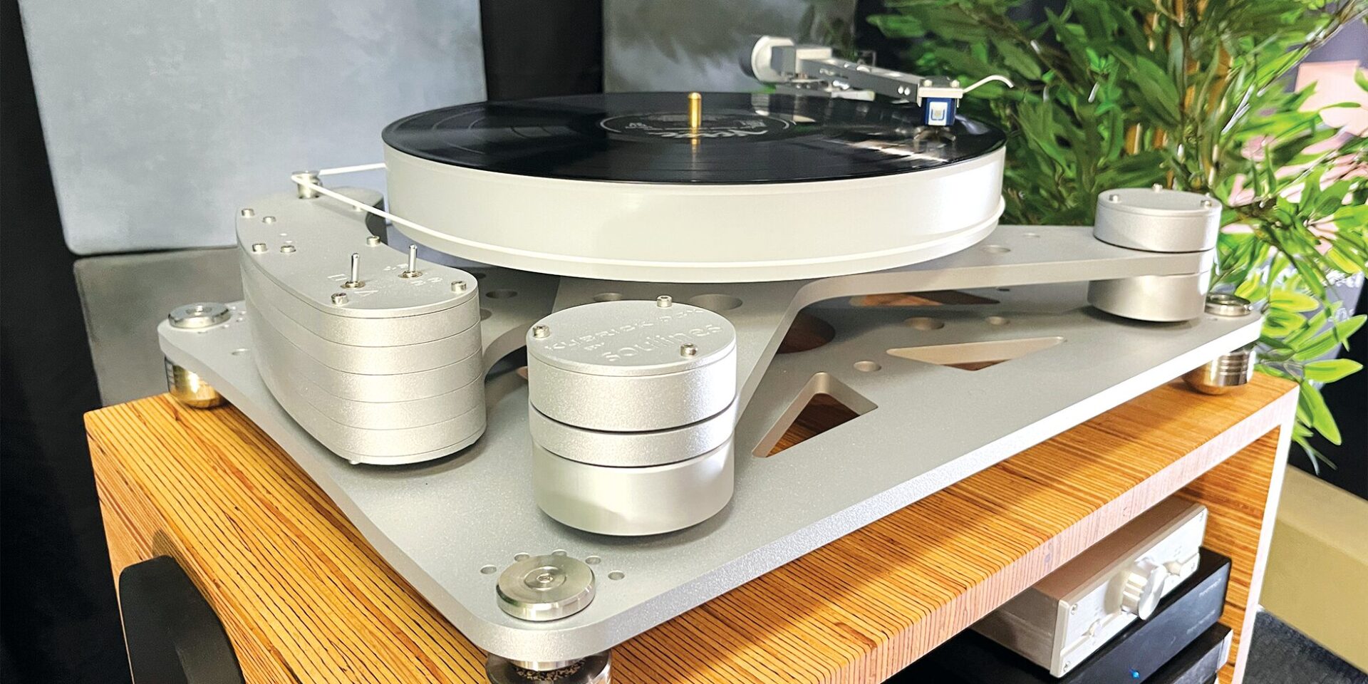 SOULINES Kubrick DCX view in use standing on a wooden table