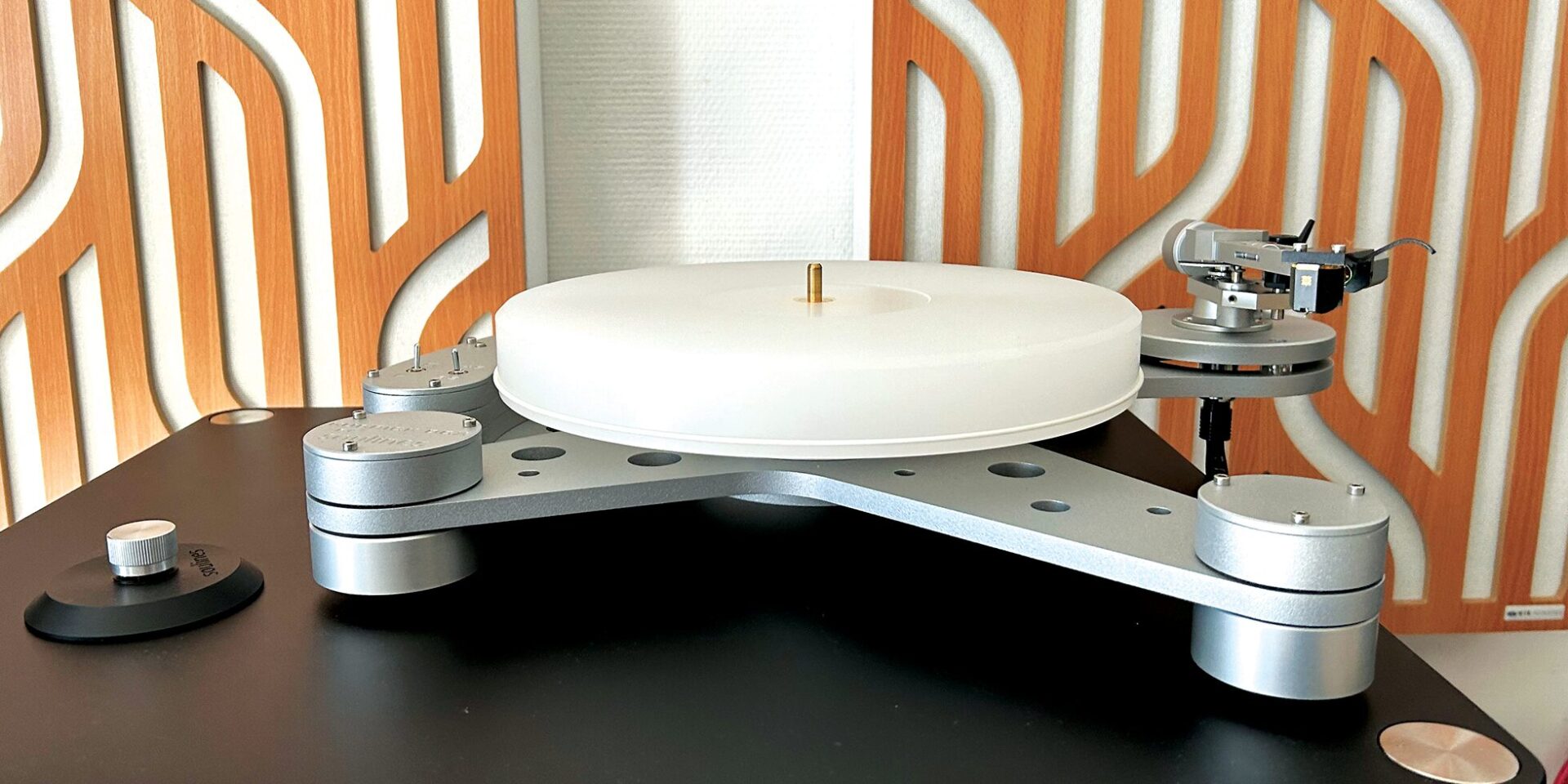 SOULINES Kubrick DCX hifi turntable view from front
