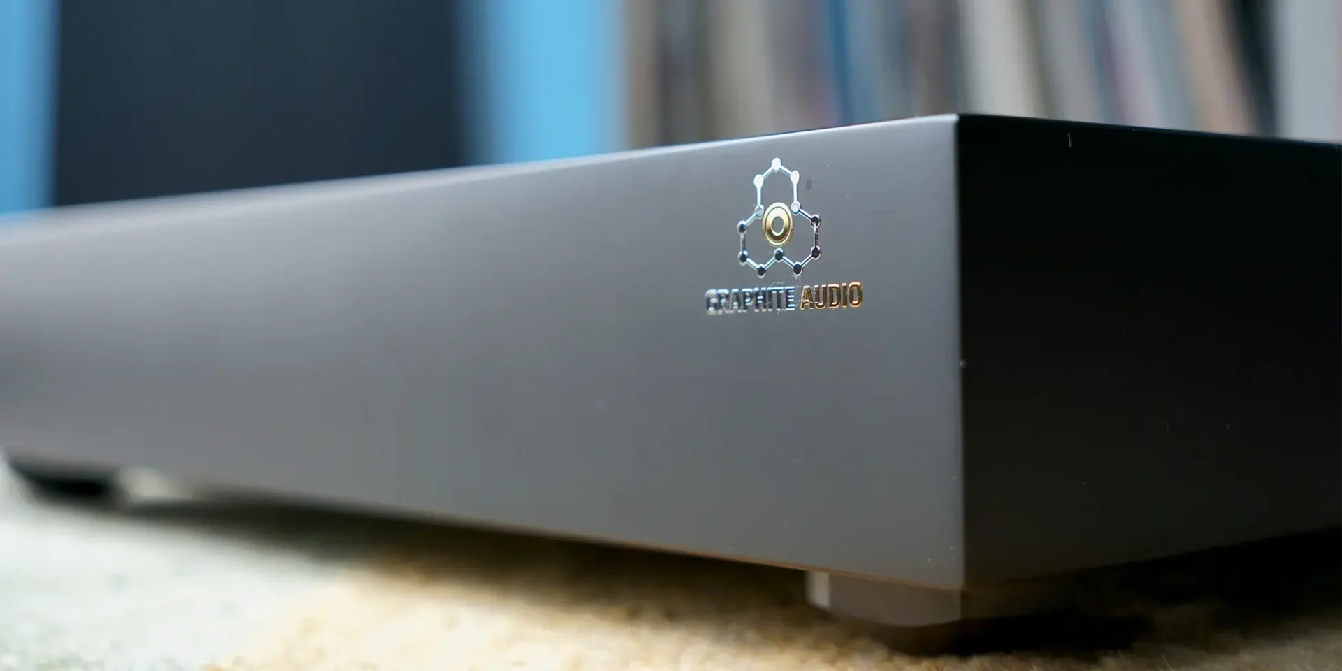 Graphite Audio Isolation Platform Classic 100 close-up plug and cable