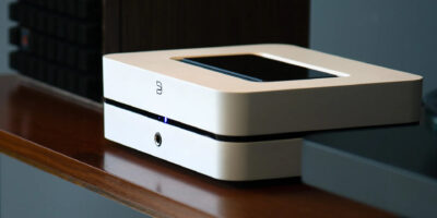 Bluesound_POWERNODE_White_with_turntable_-_Low_Right_-_2000x2000.jpg